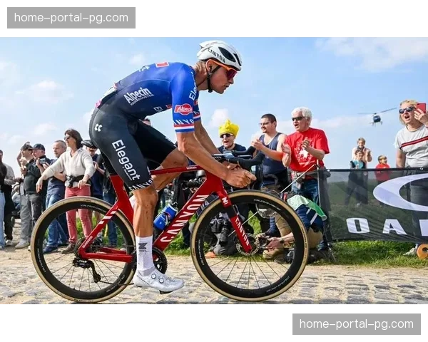 巴黎-鲁贝：前冠军范马尔特在“木十字”路段爆胎，争冠希望破灭