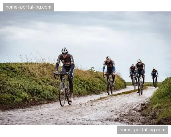 镜头特写：巴黎-鲁贝“阿伦堡森林”路段，车手在泥泞中奋力前行的瞬间