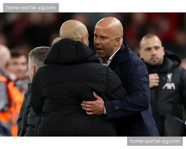 场边瞬间:瓜迪奥拉与助教激烈比划,疑似针对利物浦边路突击进行临场防守部署调整 场边瞬间:瓜迪奥拉与助教激烈比划,疑似针对利物浦边路突击进行临场防守部署调整