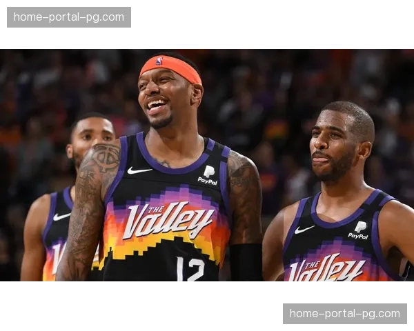 转播镜头捕捉到看台上众多俱乐部球探，正记录定位球战术细节